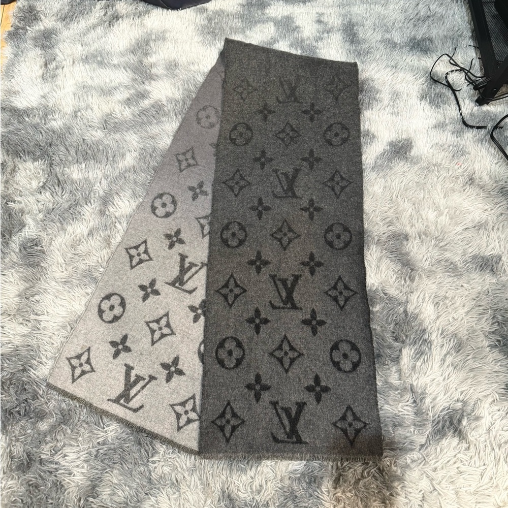 Louis Vuitton gradient scarf